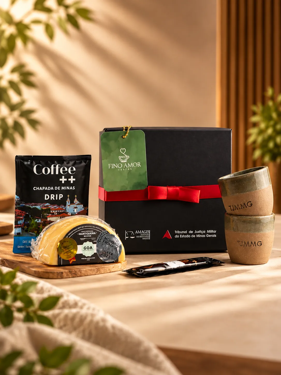 Caixa preta com laço vermelho, café drip, queijo artesanal e xícaras de cerâmica personalizadas
