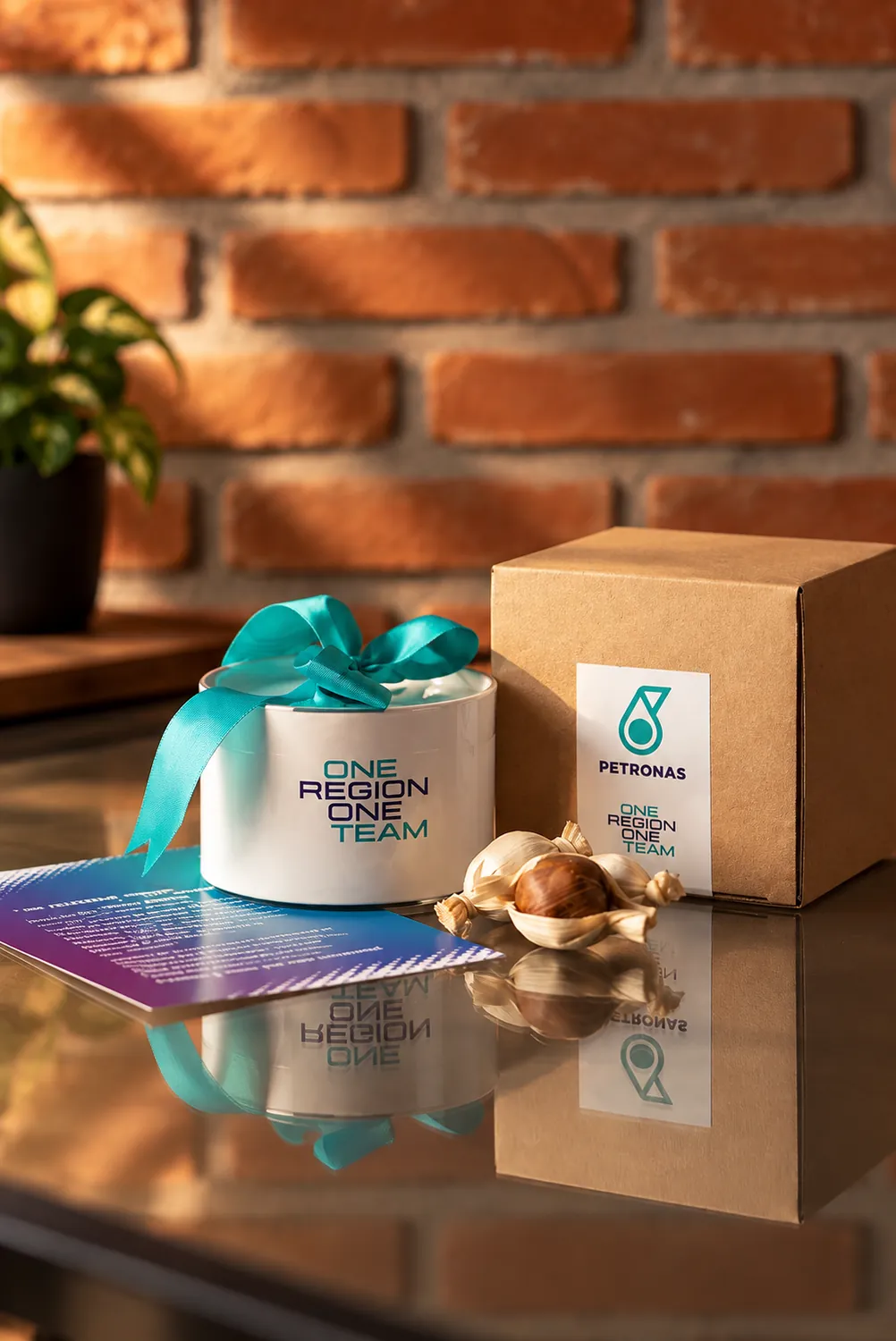 Tubolata branca com laço turquesa, caixa kraft e cartão personalizados para uma ação de endomarketing