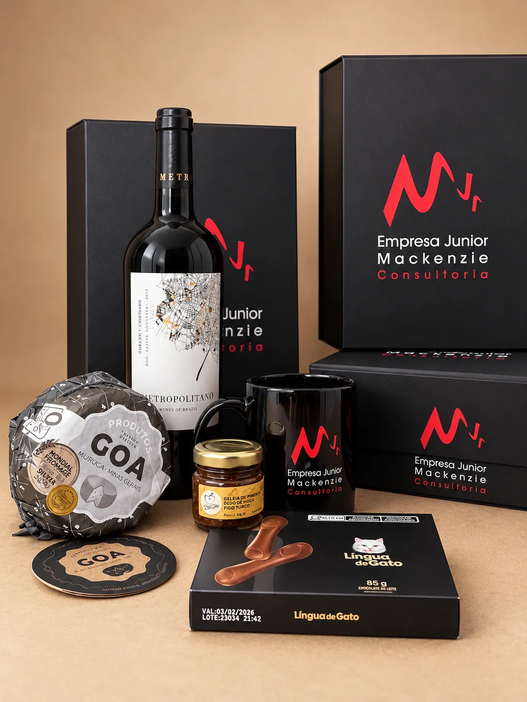 Kit com vinho tinto, queijo artesanal, geleia, caneca e caixas pretas com a marca do cliente