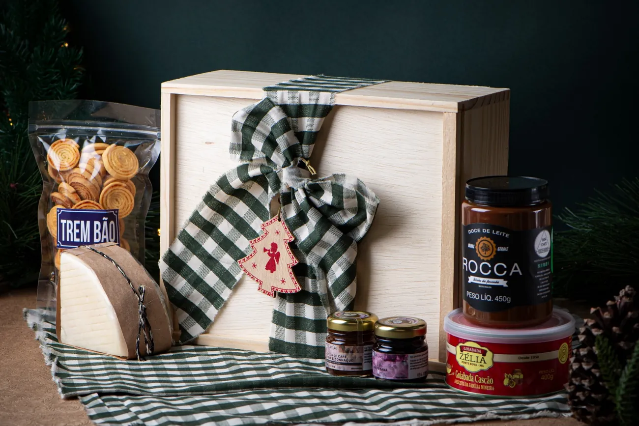 Caixa de madeira com laço xadrez verde, biscoitos, queijo, doce de leite e goiabada