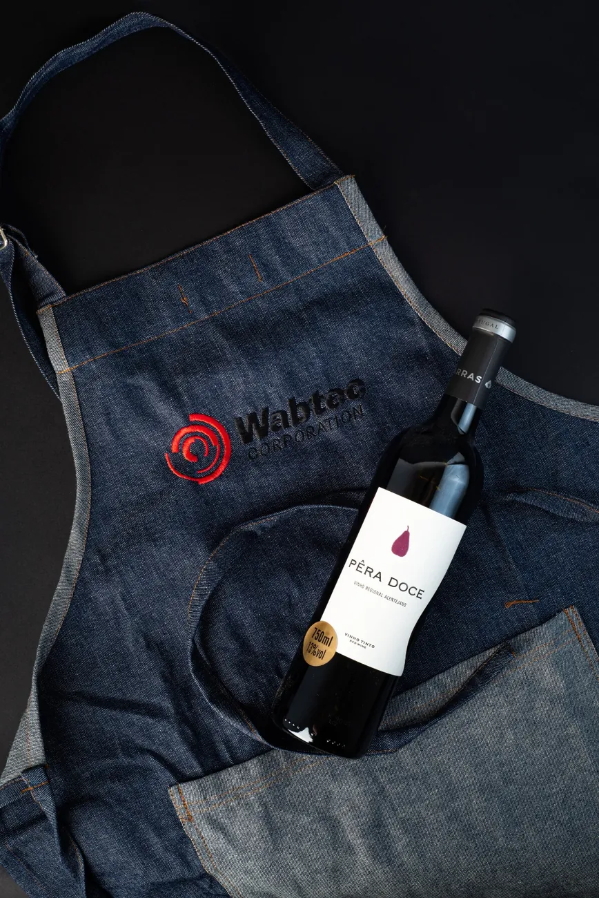 Avental jeans bordado com a marca do cliente e garrafa de vinho
